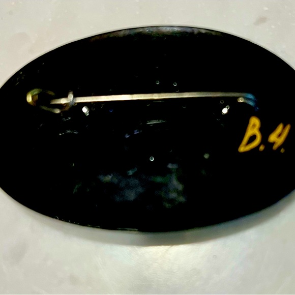 Vintage Hand painted Russian Brooch with Artist Signature. - Picture 2 of 2